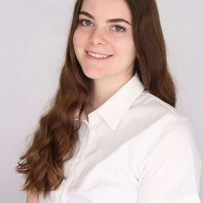 Headshot of Liz Moran in light colored top