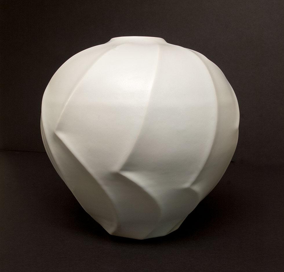 Hakuji Mentori Jar, 2011, Kou Takenaka, porcelain and glaze, 11.6 in. x 12.5 in. dia. (29.5cm x 31.8cm dia.), 2012.05.08.