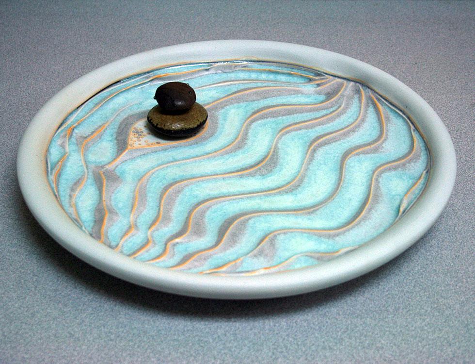 Untitled, 2013, Amy Smith and Simon Levin, porcelain, stoneware and glazes, 2.25 in. x 13.375 in. dia. (5.7cm x 34cm dia.), 2014.01.01. Gift of the artists.