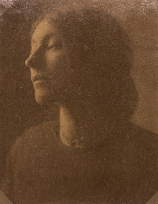 Portrait-Mrs. Fox, 1910, Clarence H. White, platinum print, 9.5 x 7.25 in. (24 x 18.4 cm.) 78.032.i4. Gift of Clarence H. White Jr.